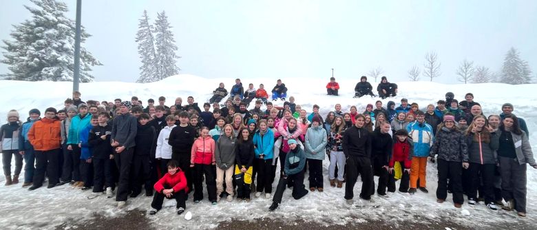 Wintersport auf Skiern, Schlitten und Kufen
