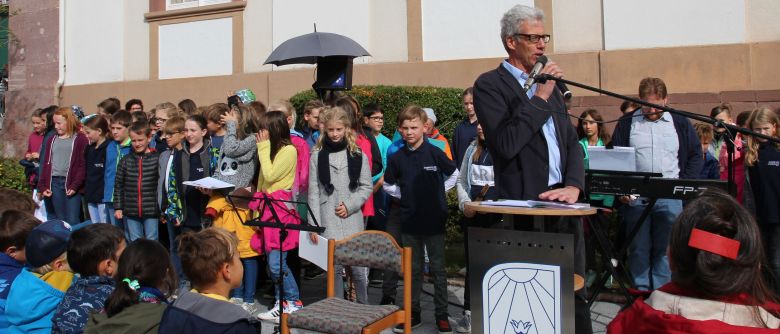 Wir haben Platz! - Zinzendorfschulen weihen Zinzendorfplatz ein