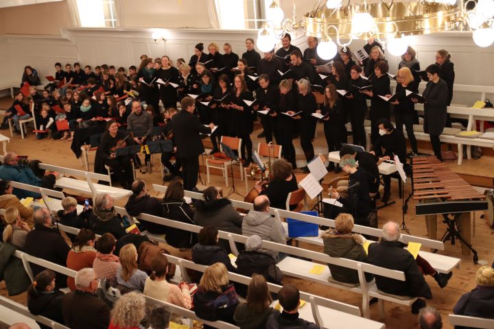 Ein Fest für die Ohren: Adventssingstunde der Zinzendorfschulen