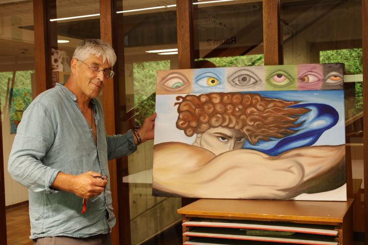 Der Kunstpädagoge Br. Rist wählt Werke aus, die in den vergangenen Jahren im Kunstunterricht der Fachschulen entstanden sind und im Rahmenprogramm des Charity-Slams für einen guten Zweck verkauft werden. 