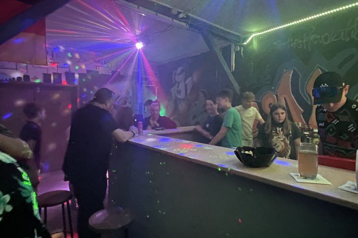 Public Viewing im frisch renovierten Jugendclub des Internats