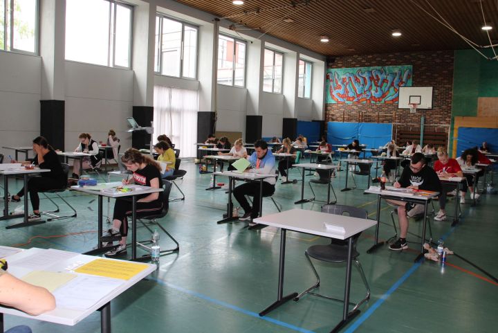 Abiturprüfung in der Sporthalle