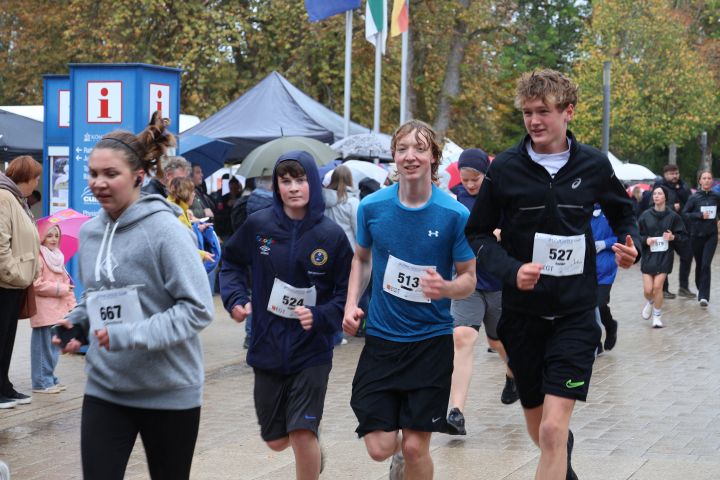 Die Gastschüler sammelten auch fleißig Runden beim Sponsorenlauf für die Sporthalle.