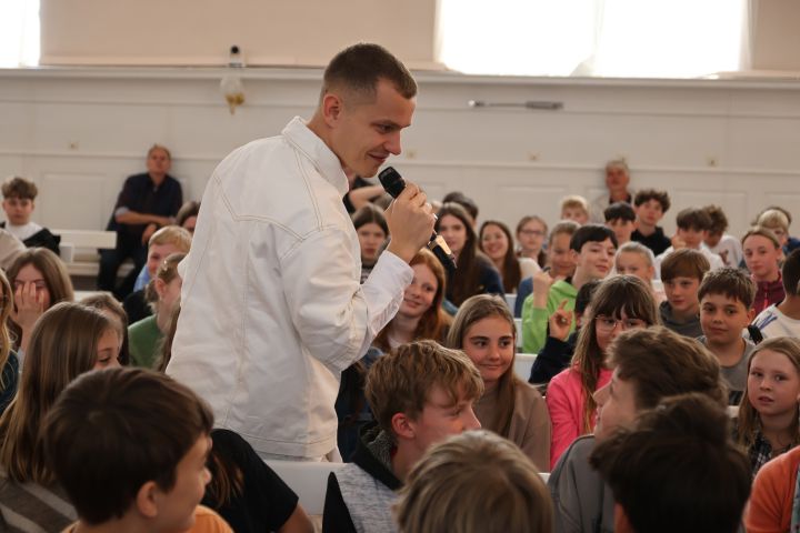  Ein unvergesslicher Vormittag: Gregor Hägele rockt die Zinzendorfschulen 