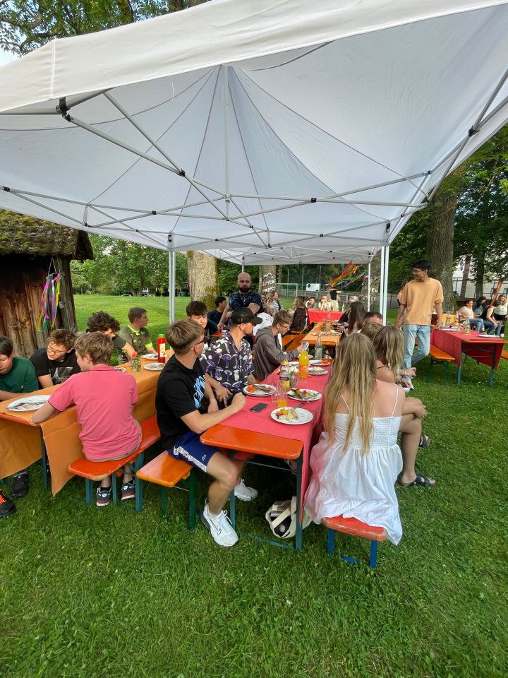 Abschiedsfeier im Internat: Ein unvergesslicher Sommerabend