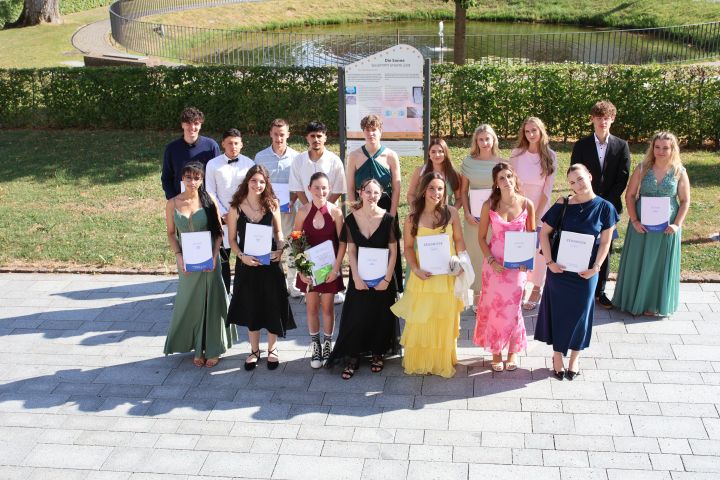 An den Berufsfachschulen der Zinzendorf-Realschulen haben alle 17 Absolventinnen und Absolventen die Prüfungen zur Mittleren Reife bestanden. 