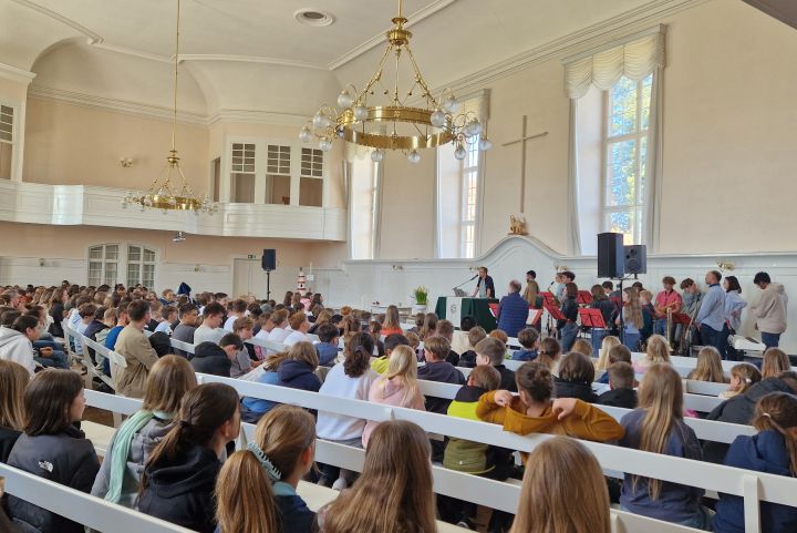 Unter- und Mittelstufe mit Ostergottesdienst in die Ferien verabschiedet