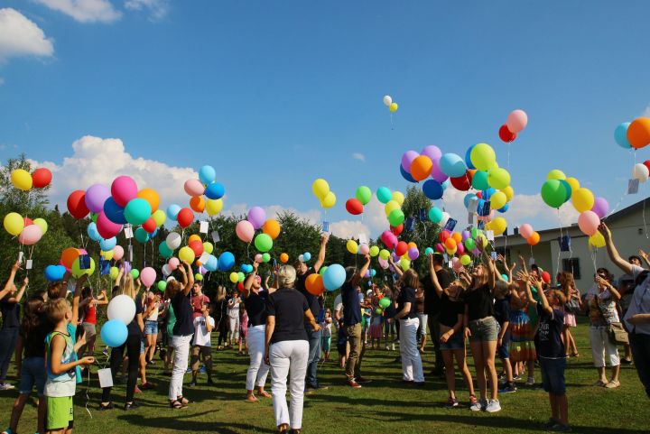 Kunterbuntes Schulfest bei strahlendem Sonnenschein