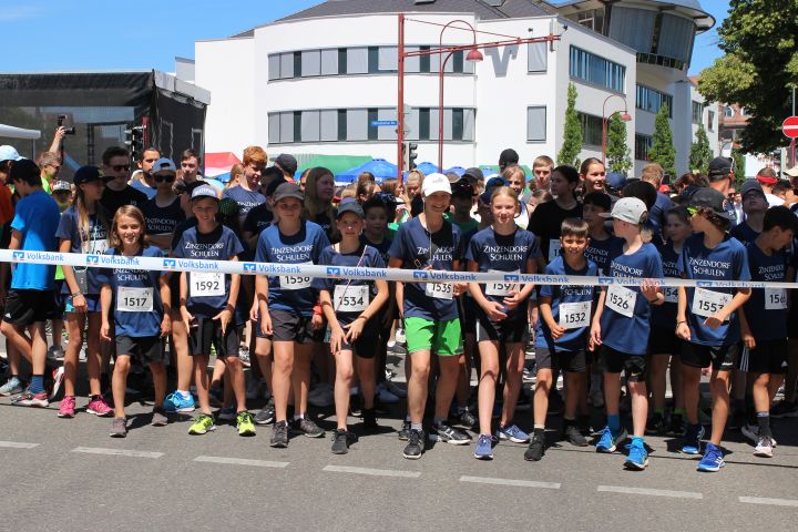 "Zieh, zieh, Zinzi, zieh“ - Fans feuern Läufer*innen beim Stadtlauf an