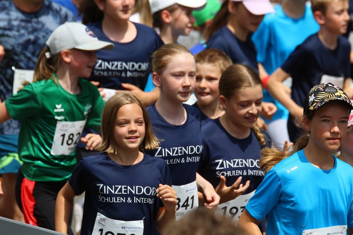 Großes Läuferfeld der Zinzendorfschulen beim Stadtlauf in Villingen