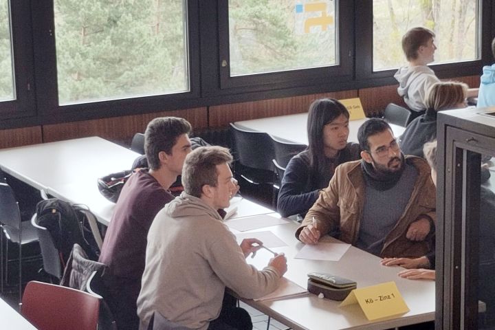 tdm_25-03-15_team_1_beim_knobeln.jpg