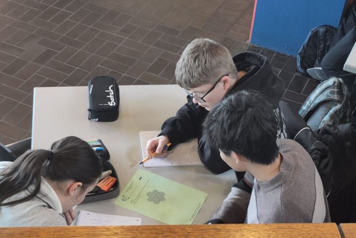 tdm_25-03-15_team_3_beim_knobeln.jpg