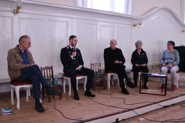 Spannende Podiumsdiskussion zur Wehrpflicht