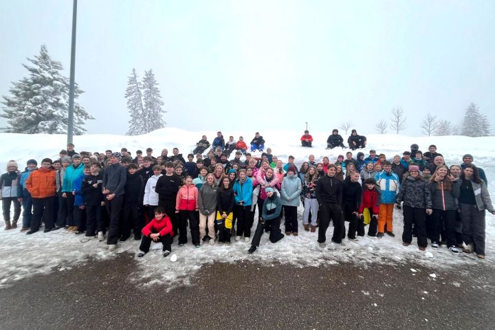 Wintersport auf Skiern, Schlitten und Kufen