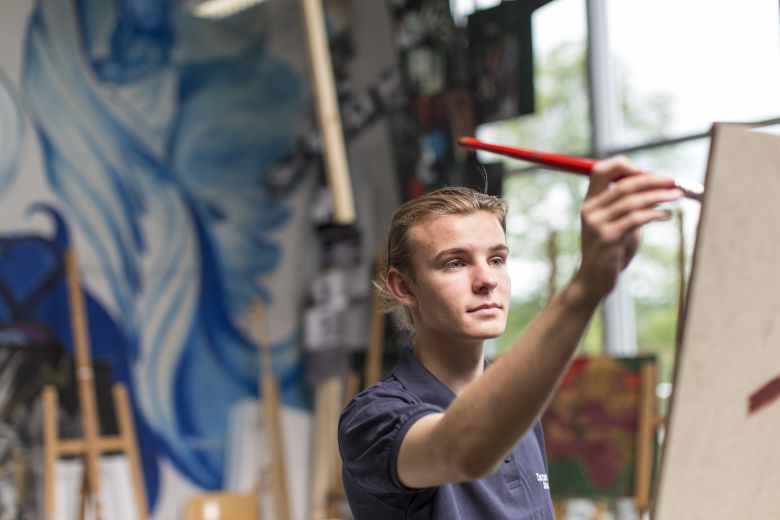 Kunstprofil - Schüler an Staffelei