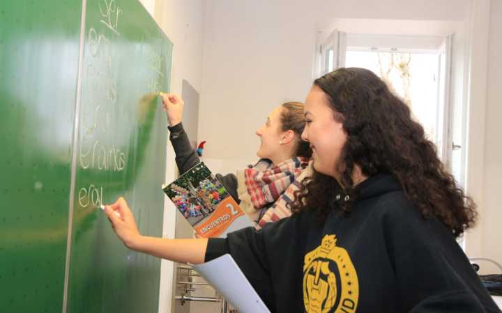Spanischprofil - Schülerinnen an Tafel