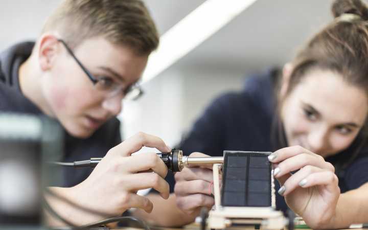 Technikprofil - Schüler und Schülerin zusammen Technikprofil - Schüler und Schülerin zusammen