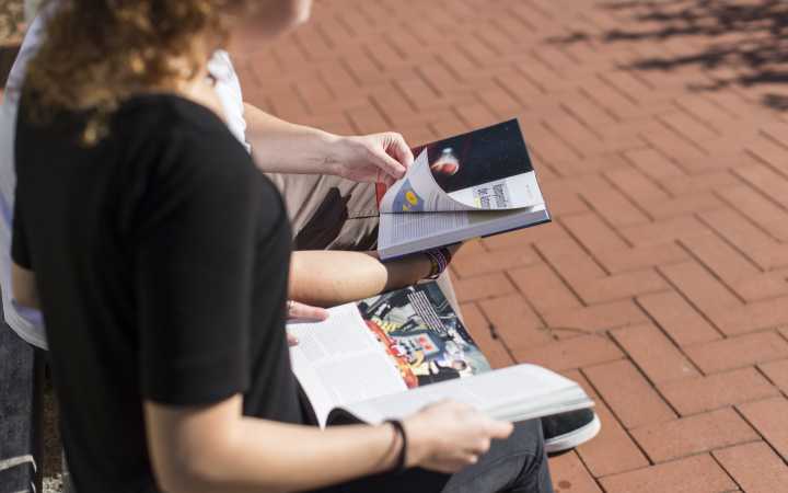 Schüler lesen auf Schulhof Schüler lesen auf Schulhof